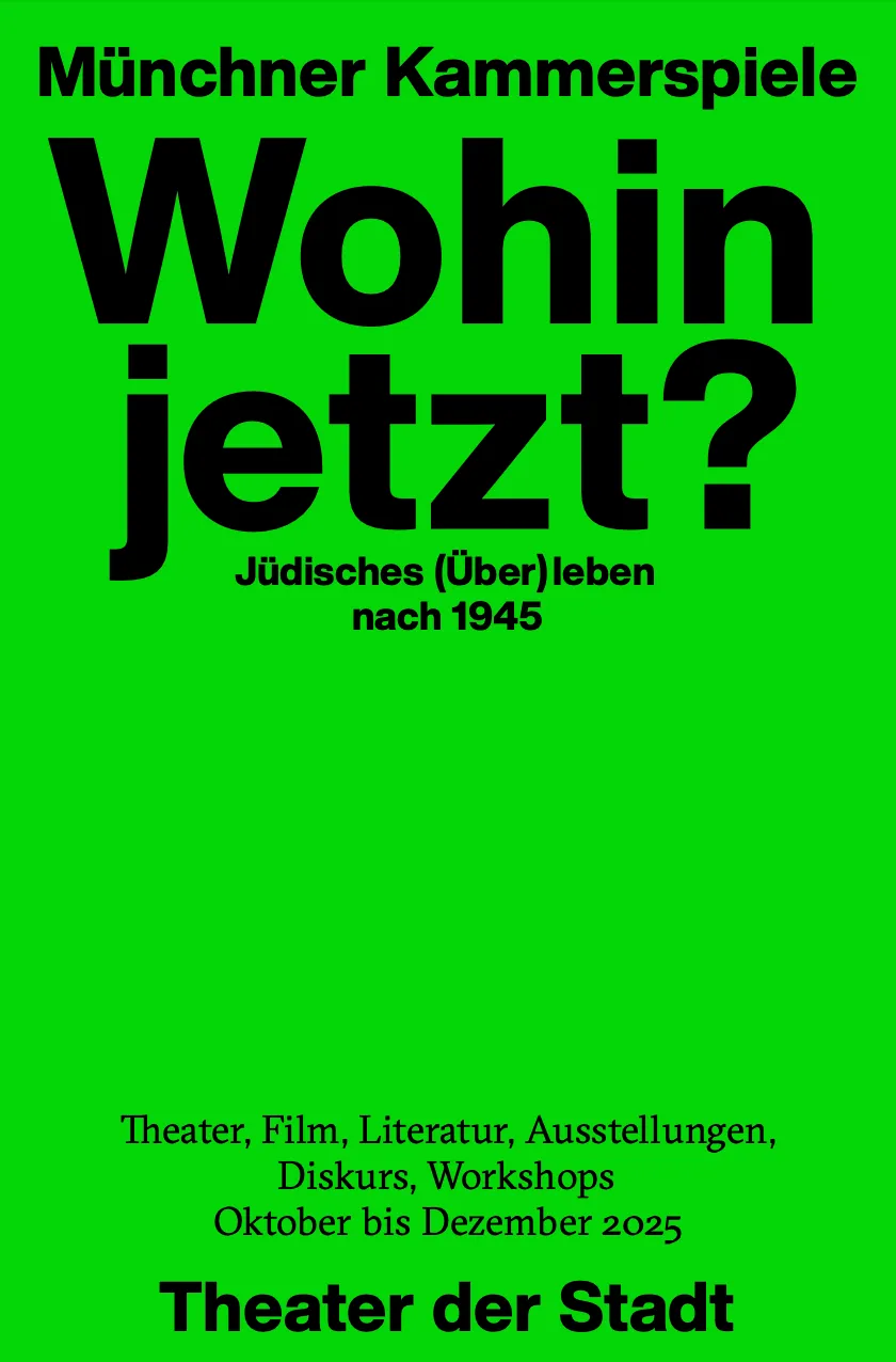 Das Bild zeigt die Ausstellungsansicht des ersten Rundgangs der Jüdischen Kunstschule. Drei Personen betrachten ein Gemälde eines Verkaufsautomaten mit Wasserflaschen, Marmeladengläsern, Obst und Gemüse in einer Galerie.